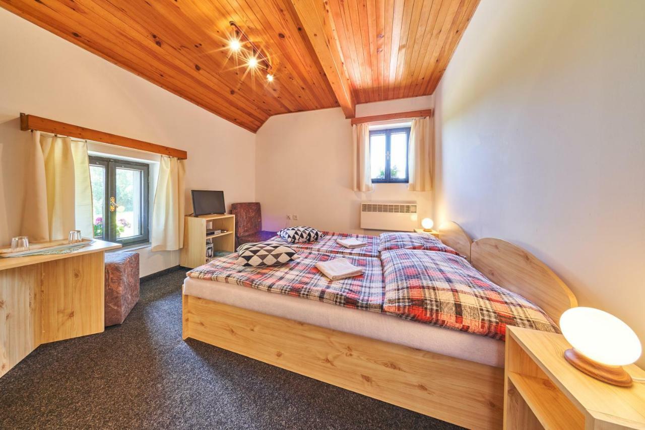 Penzion Pod Lesem Hotell Hodkovice Exteriör bild