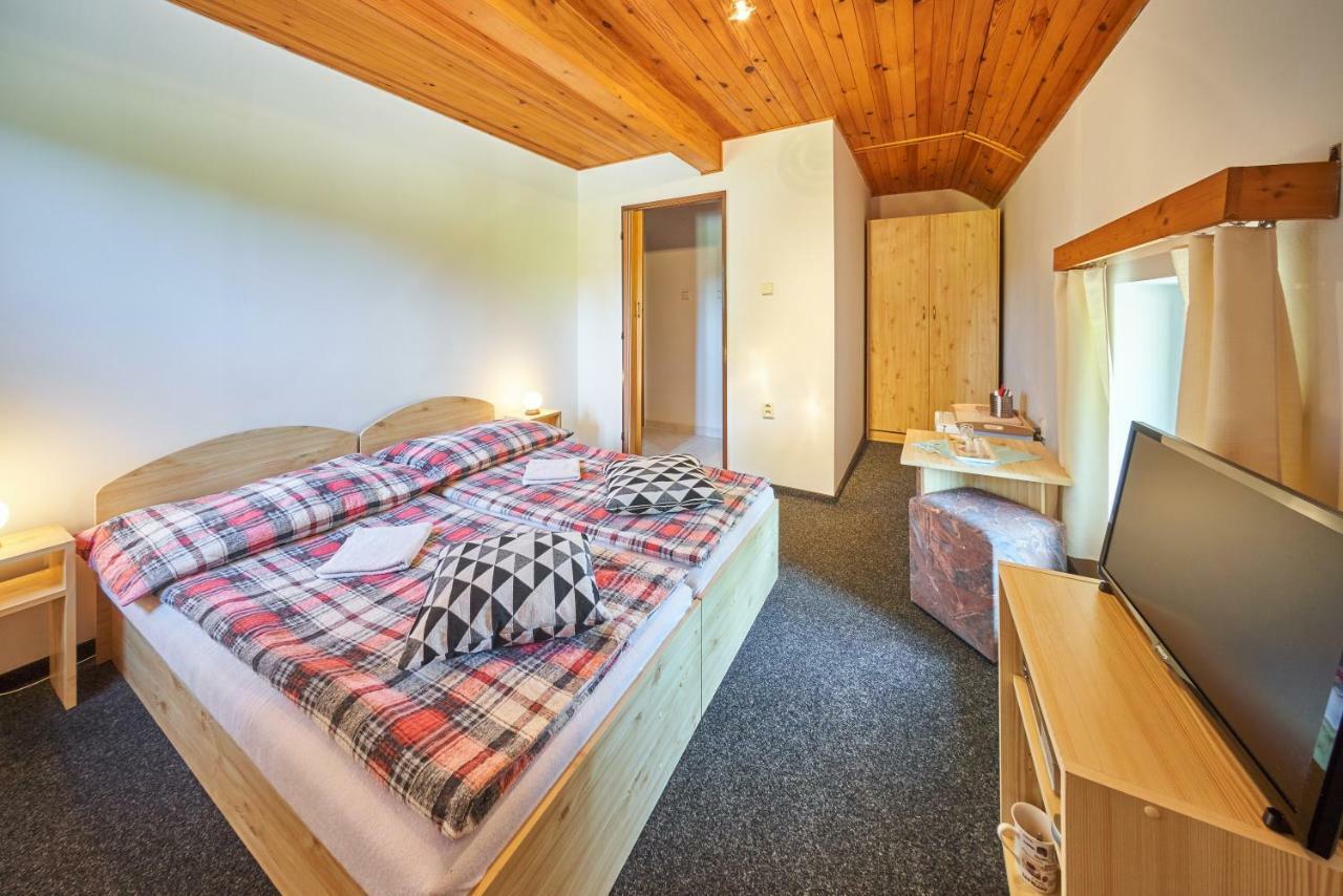 Penzion Pod Lesem Hotell Hodkovice Exteriör bild