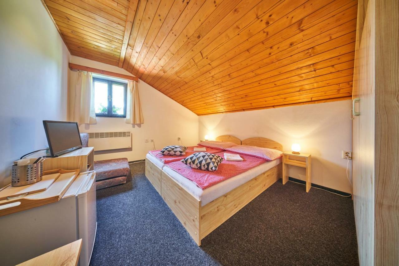 Penzion Pod Lesem Hotell Hodkovice Exteriör bild